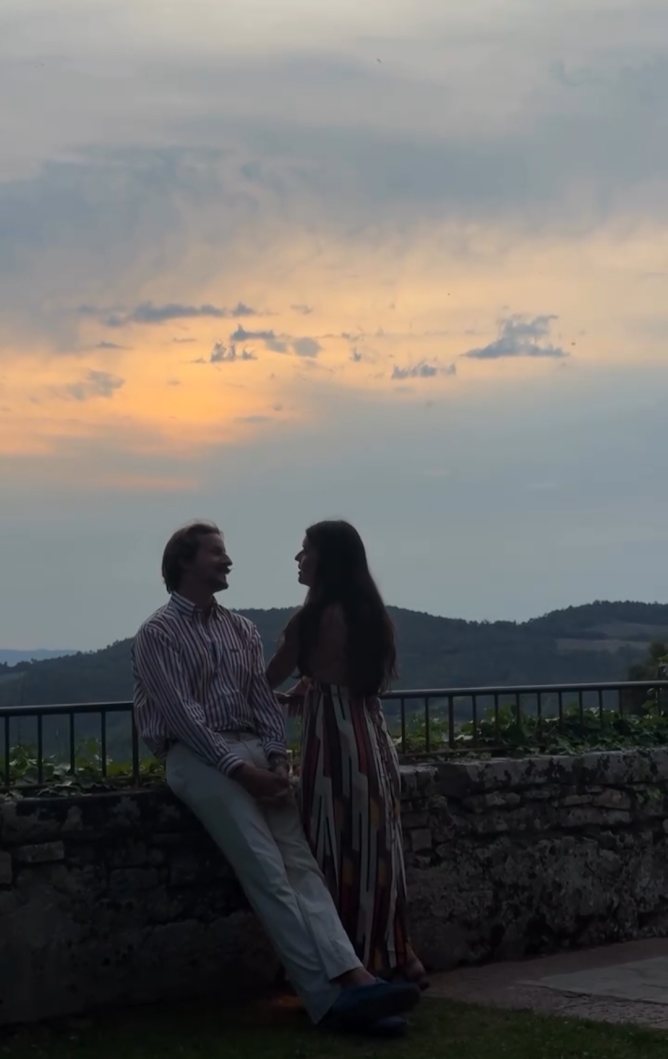 Simon & Chiara au crépuscule sur une terrasse