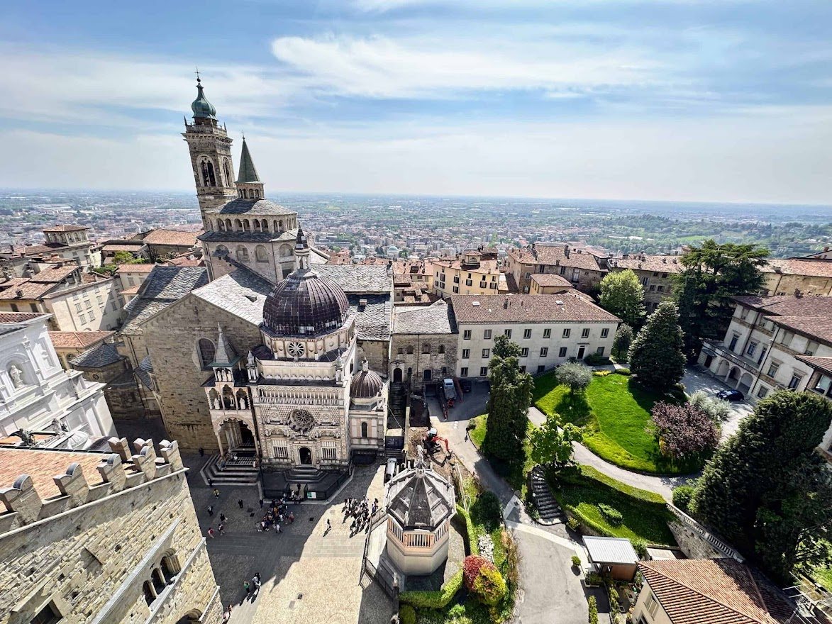 Vue aérienne du Duomo et de Santa Maria Maggiore